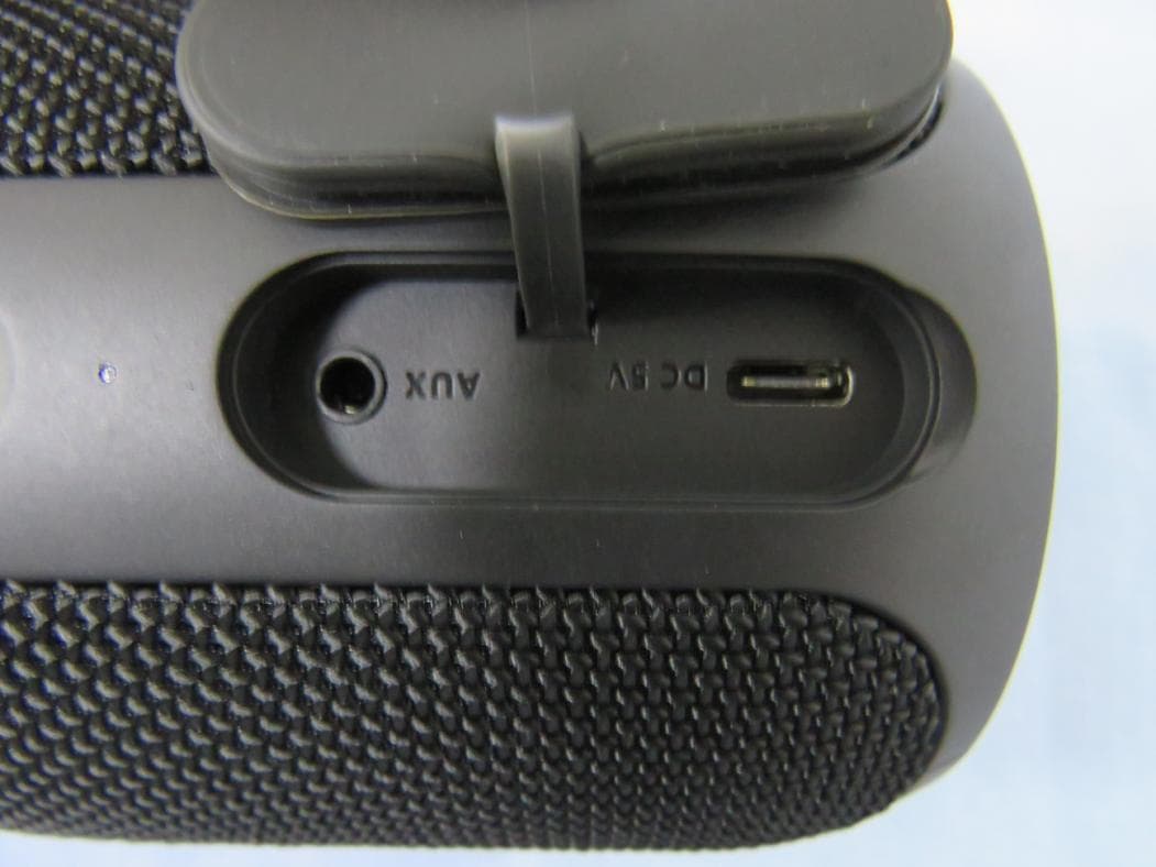 Waterproof Bluetooth Speaker - FCC ID 2AWG3-QB08 - Shen Zhen Shi Mi Ya Xin Xi Ji Shu You Xian Gong Si (4)