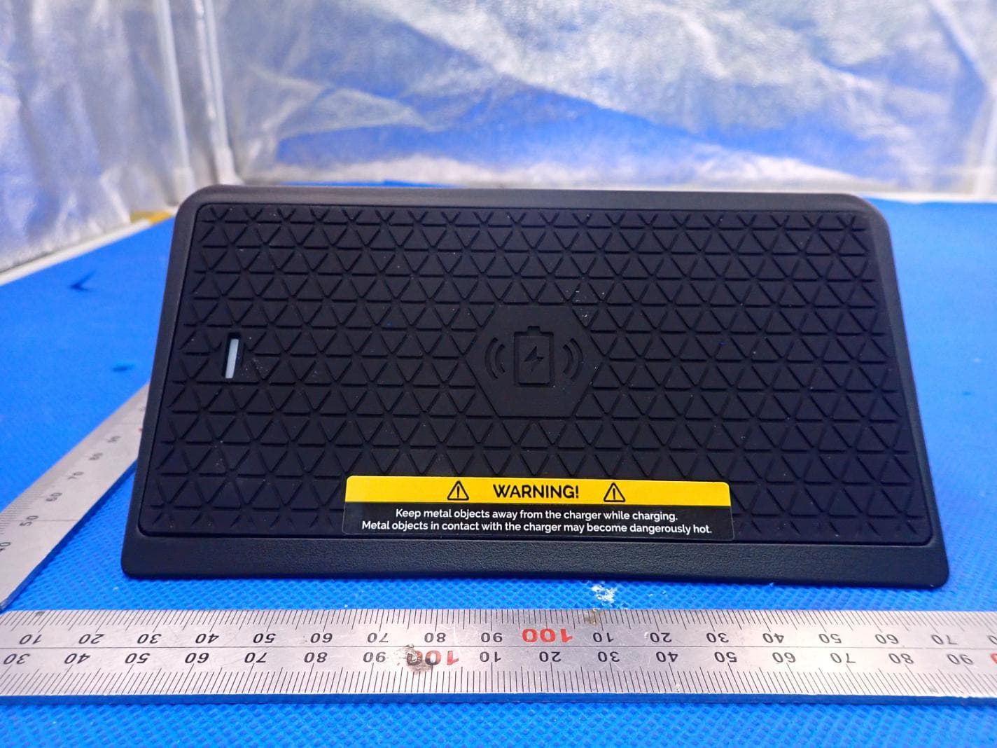 Ford Ranger/Everest Wireless Charge Mat - FCC ID 2AWVX-VKB3Z - Directed Electronics OE Pty Ltd (4)