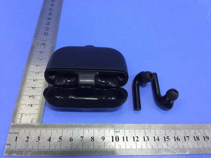 Bluetooth earbuds charger - FCC ID 2AX9S-RCBUDS - Molonlave group LLC (2)