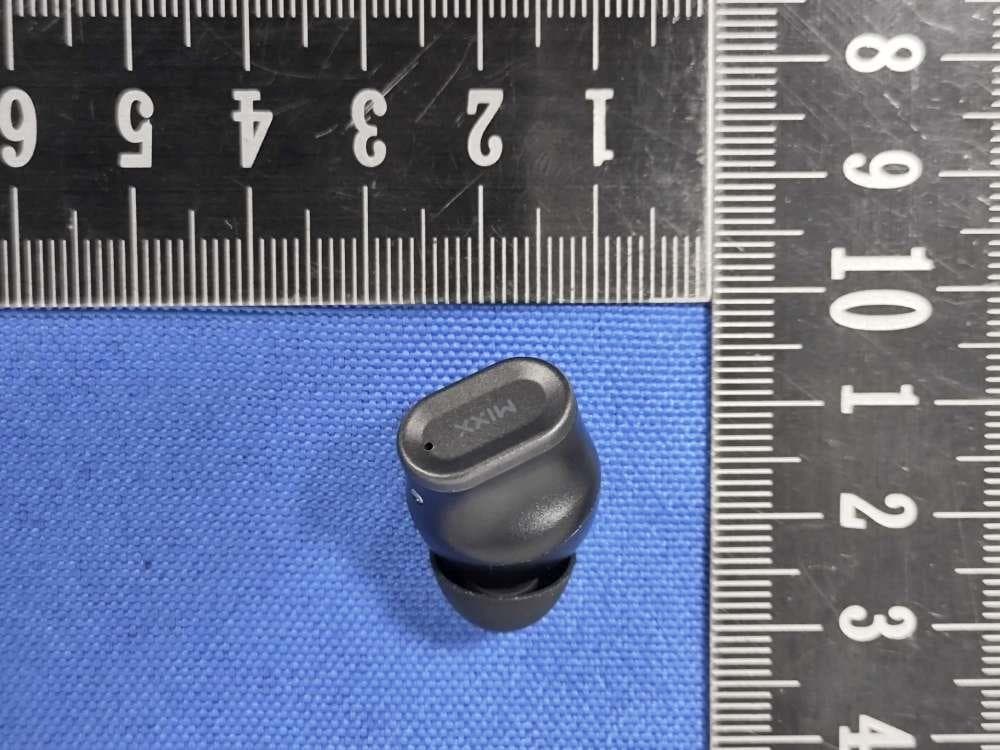 Bluetooth Wireless Earphone - FCC ID 2AXJ7-SOLO1-R - MIXX LIMITED (2)