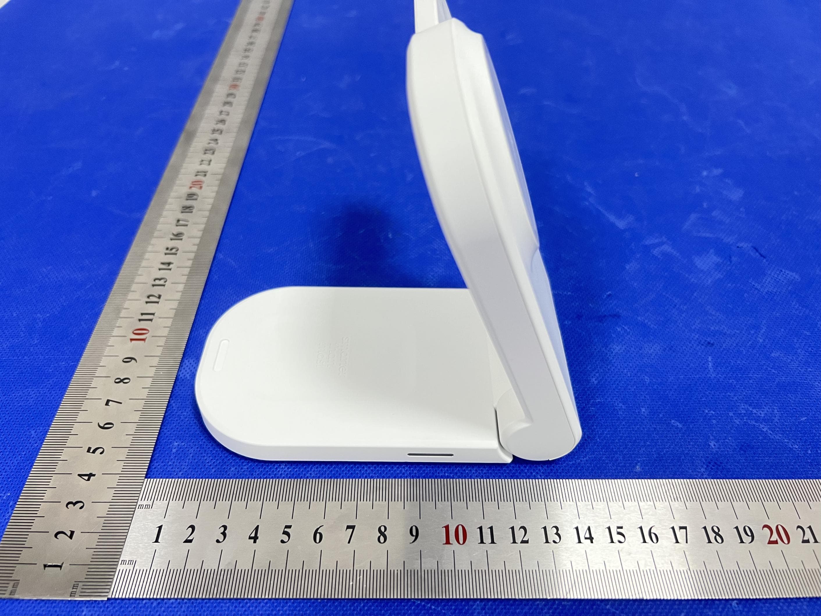 3-in-1 Magnetic Wireless Charger - FCC ID 2AXM2-CTM - Standard Technical Merchandise Pty Ltd (5)