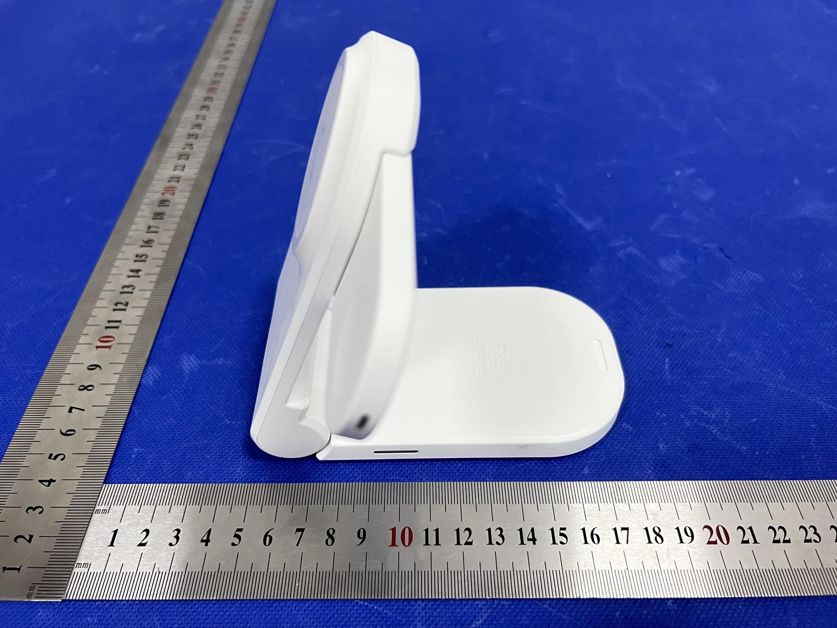 3-in-1 Magnetic Wireless Charger - FCC ID 2AXM2-CTM - Standard Technical Merchandise Pty Ltd (3)