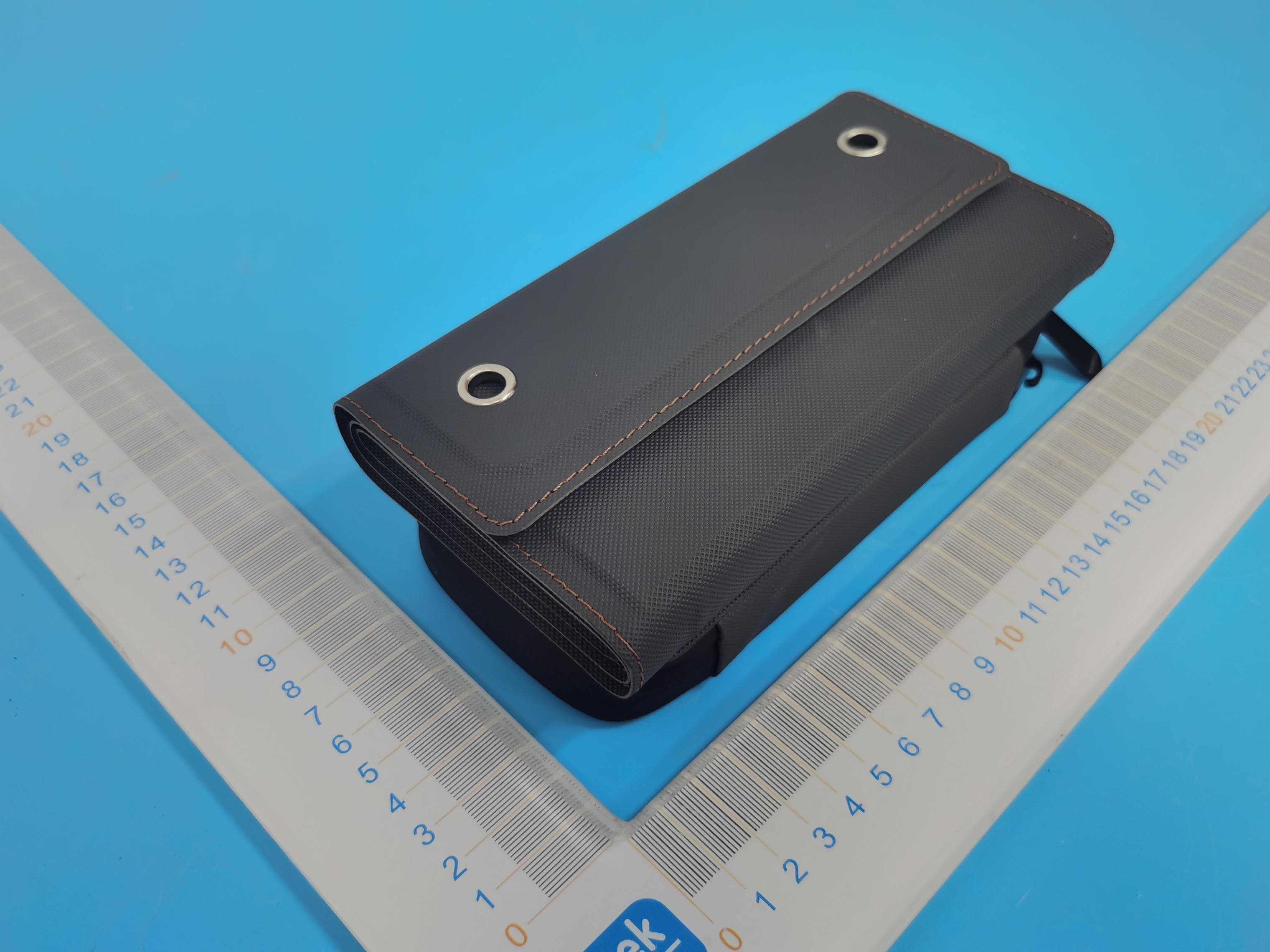 Portable Solarpanel - FCC ID 2AXMQ-SL105-PB105A - Shenzhen iSonteck Co., Ltd. (4)