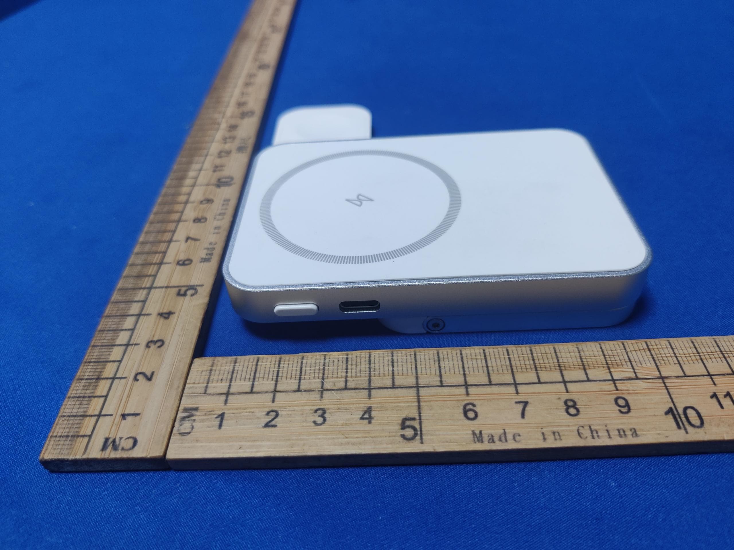 2 in 1 Foldable Magnetic Wireless Charger Power Bank - FCC ID 2AYA5-T16 - Shenzhen ICHECKEY Technology Co.,Ltd. (4)