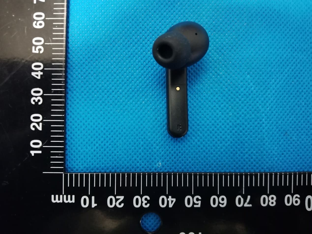 Air X8 - FCC ID 2AYH6-EA05 - Shenzhen Wewo Tech co.,Ltd. (2)