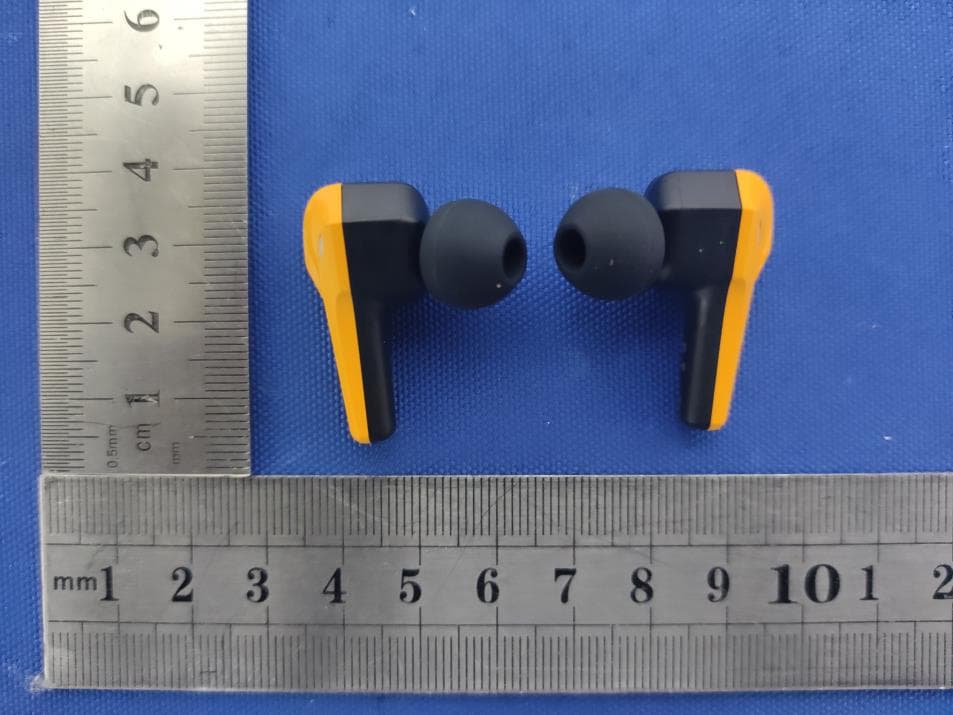 True wireless gaming earbuds - FCC ID 2AYP9KM-HTW006 - Shenzhen YaFex E-Commerce Co., Ltd. (2)