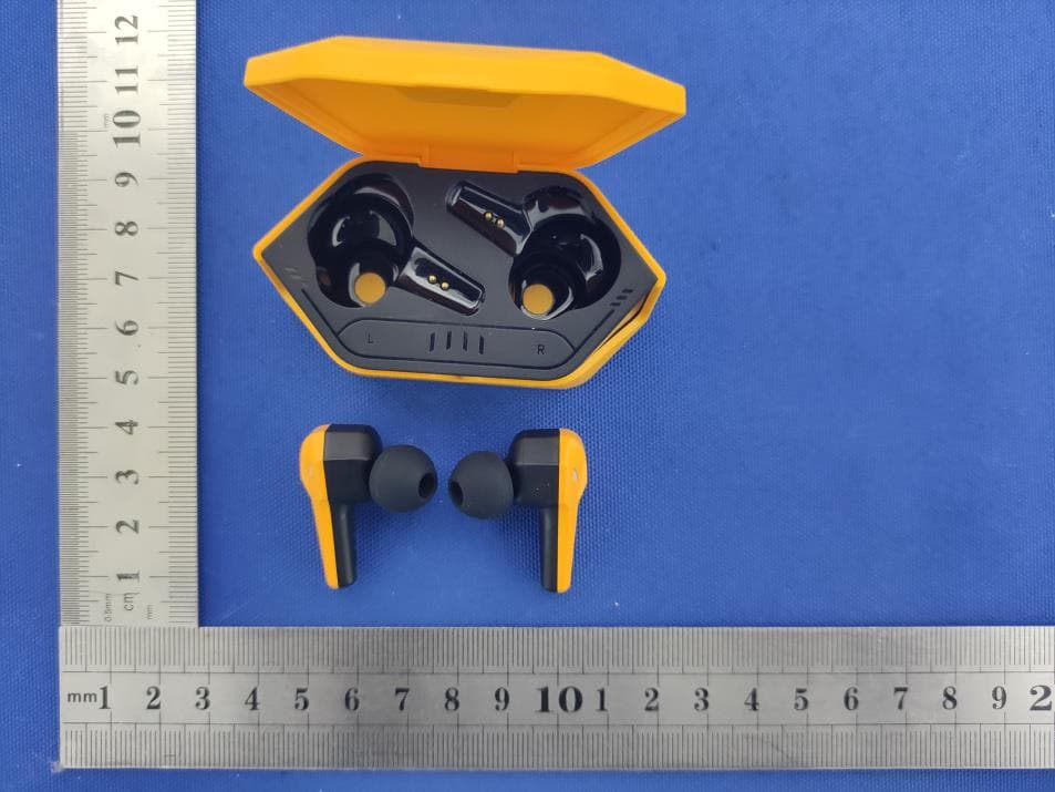 True wireless gaming earbuds - FCC ID 2AYP9KM-HTW006 - Shenzhen YaFex E-Commerce Co., Ltd.