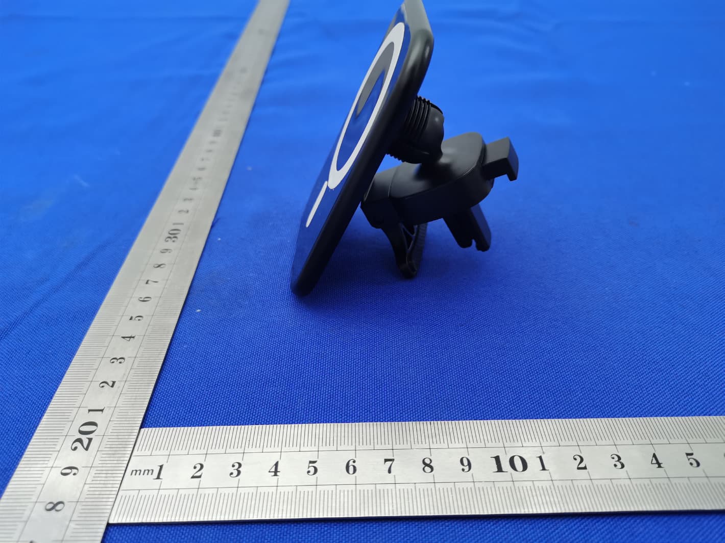 Magnetic suction vehicle wireless charging bracket - FCC ID 2AZA8-F18 - Shenzhen Humana Technology Co., Ltd. (5)