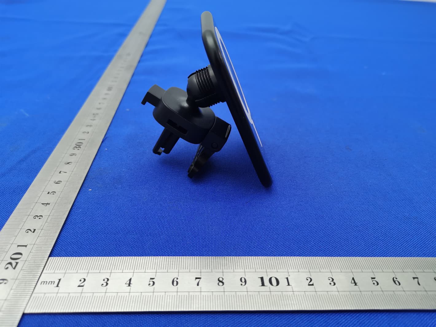 Magnetic suction vehicle wireless charging bracket - FCC ID 2AZA8-F18 - Shenzhen Humana Technology Co., Ltd. (4)