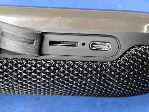 Portable Bluetooth Speaker - FCC ID 2AZBO-N00049 - TECHNOFASHION INC.
