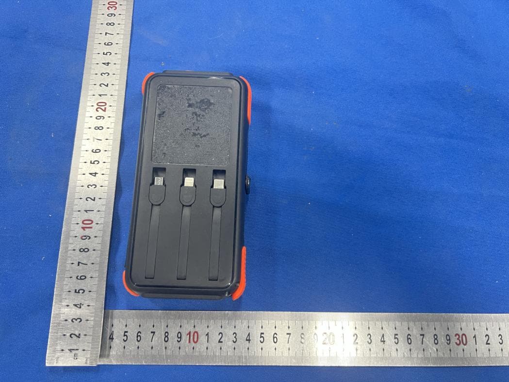 Solar Power Bank - FCC ID 2AZK8-HI-S320PWX - Yuwei Technology (Dongguan) Co., Ltd. (2)