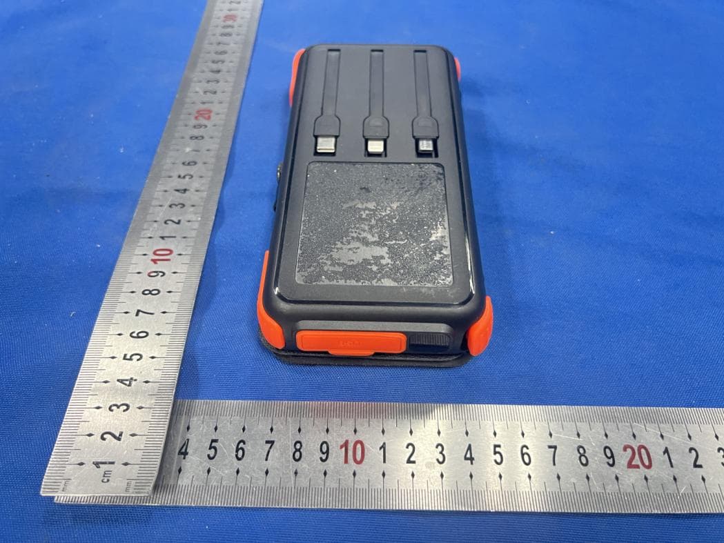 Solar Power Bank - FCC ID 2AZK8-HI-S320PWX - Yuwei Technology (Dongguan) Co., Ltd. (3)