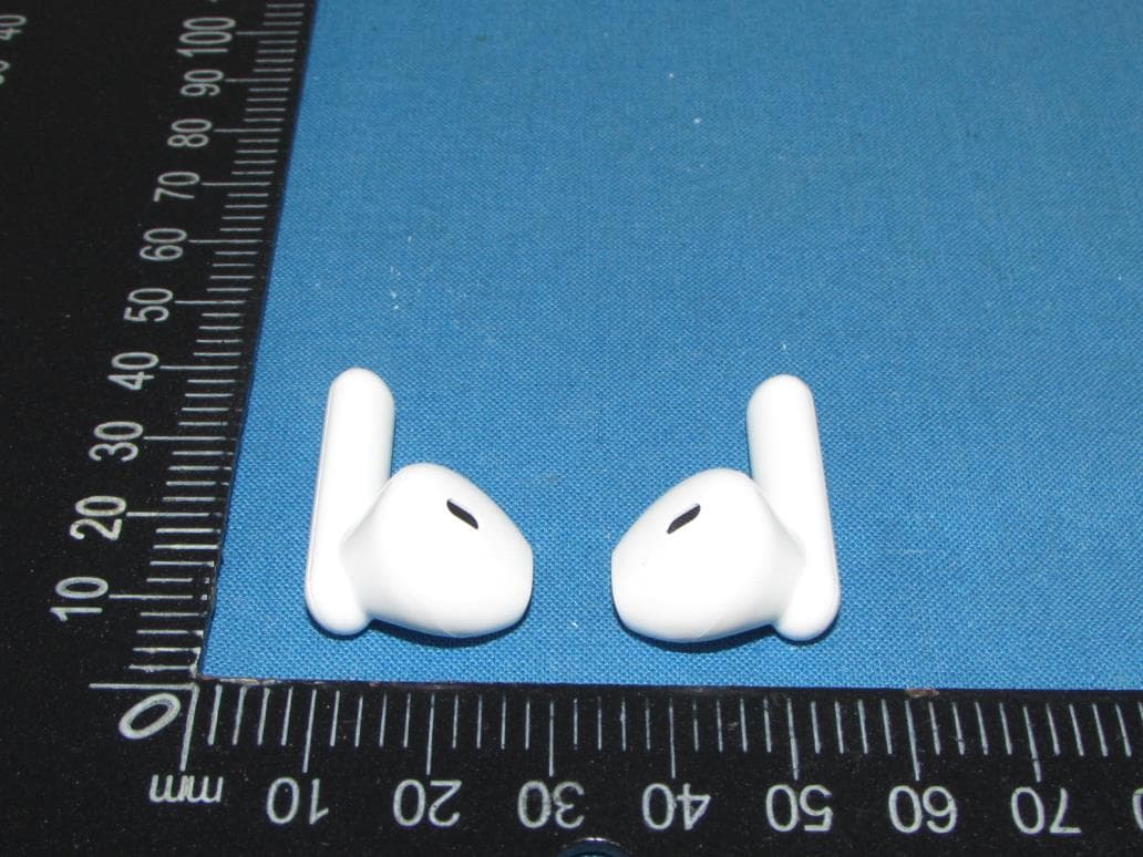 Bluetooth earphones - FCC ID 2AZOJ-EGC05 - Heena Fashions INT Ltd (3)