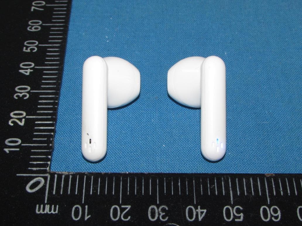 Bluetooth earphones - FCC ID 2AZOJ-EGC05 - Heena Fashions INT Ltd (5)