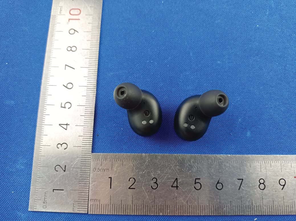 The Everyday Earbuds - FCC ID 2AZOV-RBE726 - Raycon Inc. (3)