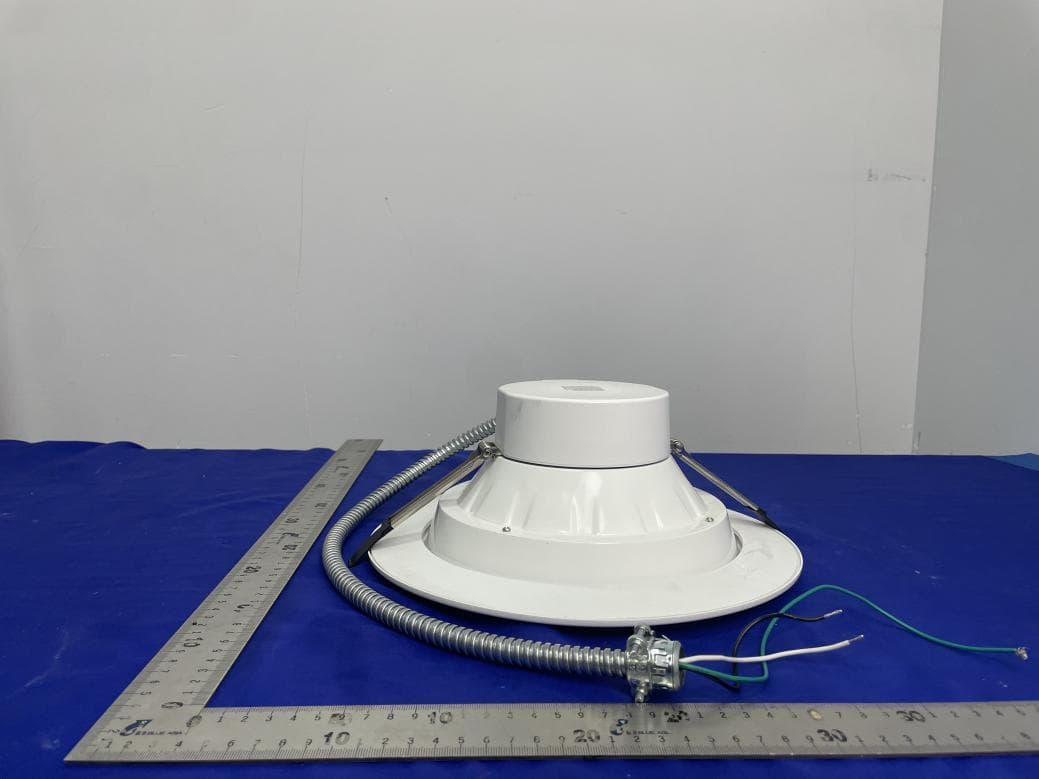 LED luminaire - FCC ID 2AZRDRCFX2025 - Maxlite Inc. (4)