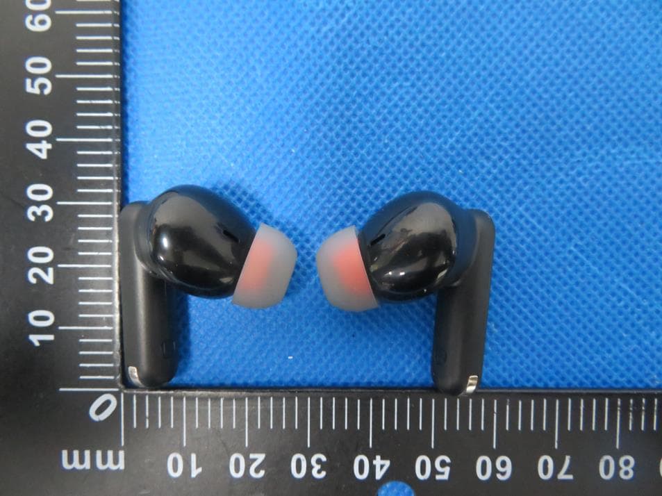 Active Noise Cancelling true wireless earbuds - FCC ID 2AZXT-W1 - ShenZhen Houshuxia Technology Co., LTD (2)
