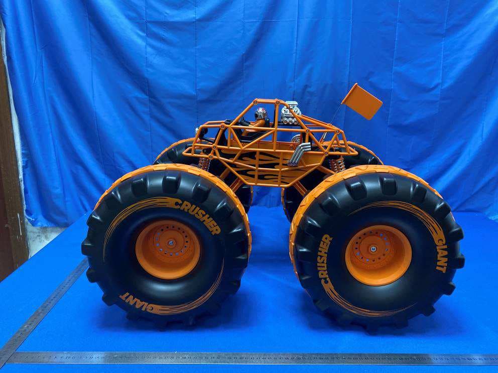 Toy RC Giant Crusher 4x4 - FCC ID 2BAHJ-TS6014R - Tsun Tat Toy Company Ltd. (2)