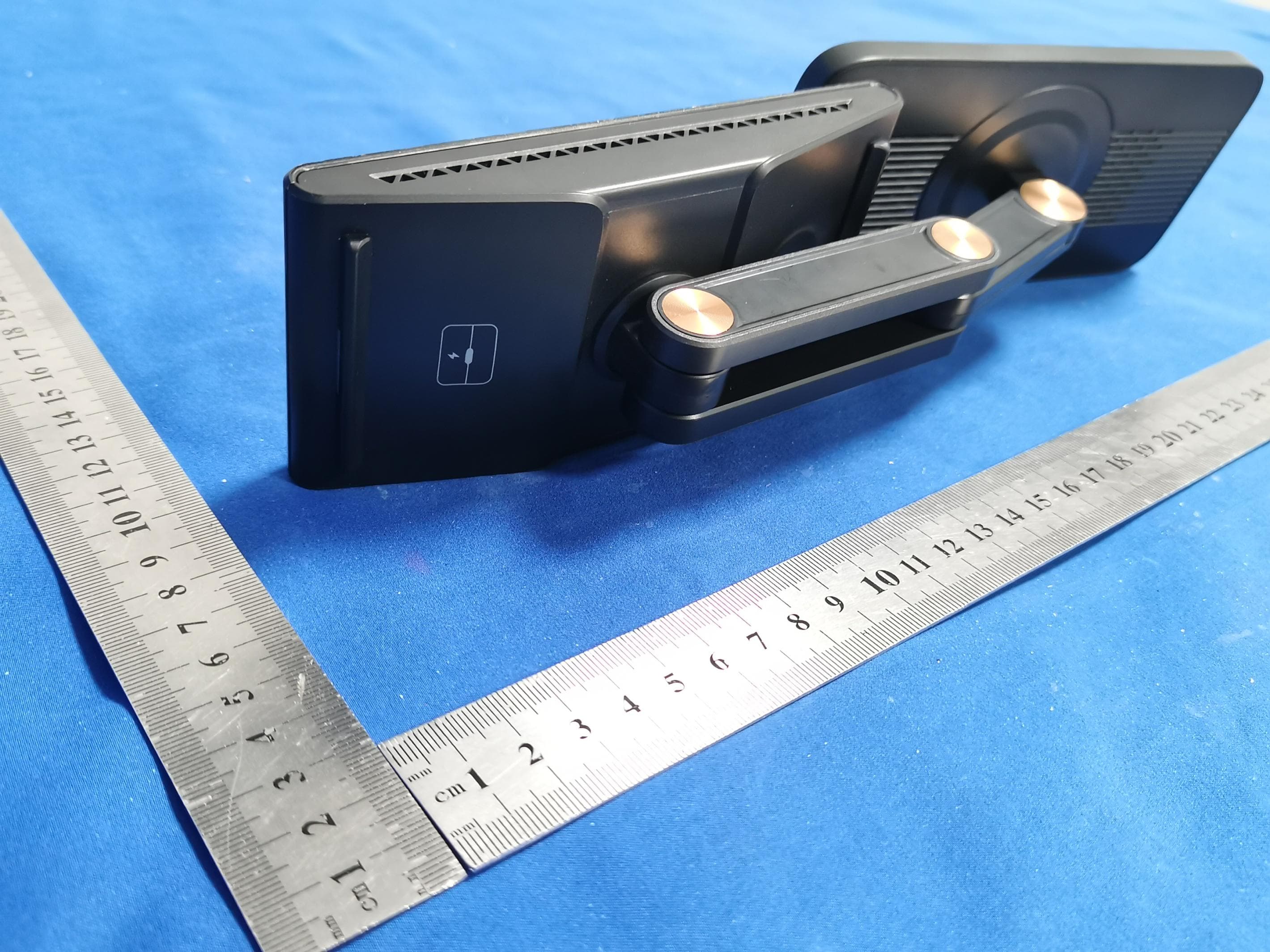 WIRELESS CHARGER - FCC ID 2BB2B-F2 - Dongguan Fismool Technology Co.,Ltd. (2)