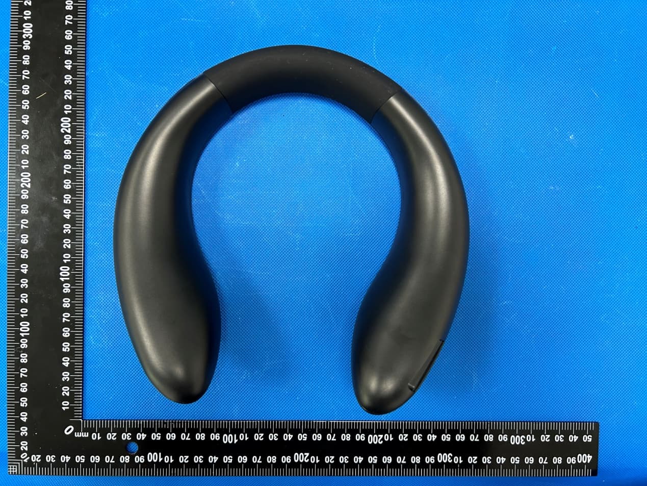 Scarf bluetooth speaker - FCC ID 2BBXH-JQ110 - Shaanxi Haoweijia Trading Co., Ltd (3)