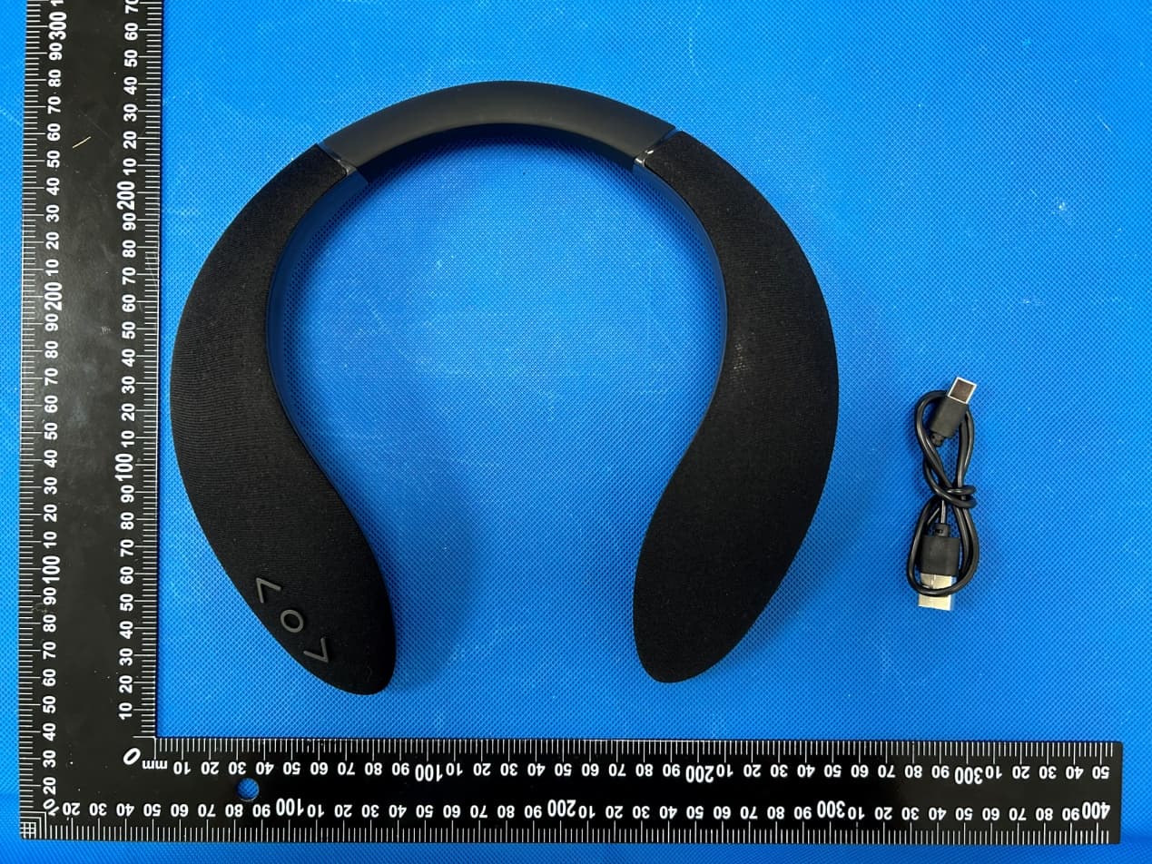 Scarf bluetooth speaker - FCC ID 2BBXH-JQ110 - Shaanxi Haoweijia Trading Co., Ltd