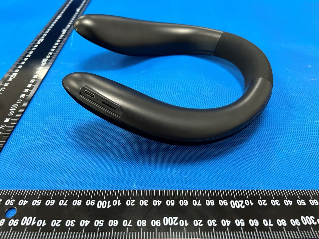 Scarf bluetooth speaker - FCC ID 2BBXH-JQ110 - Shaanxi Haoweijia Trading Co., Ltd (4)