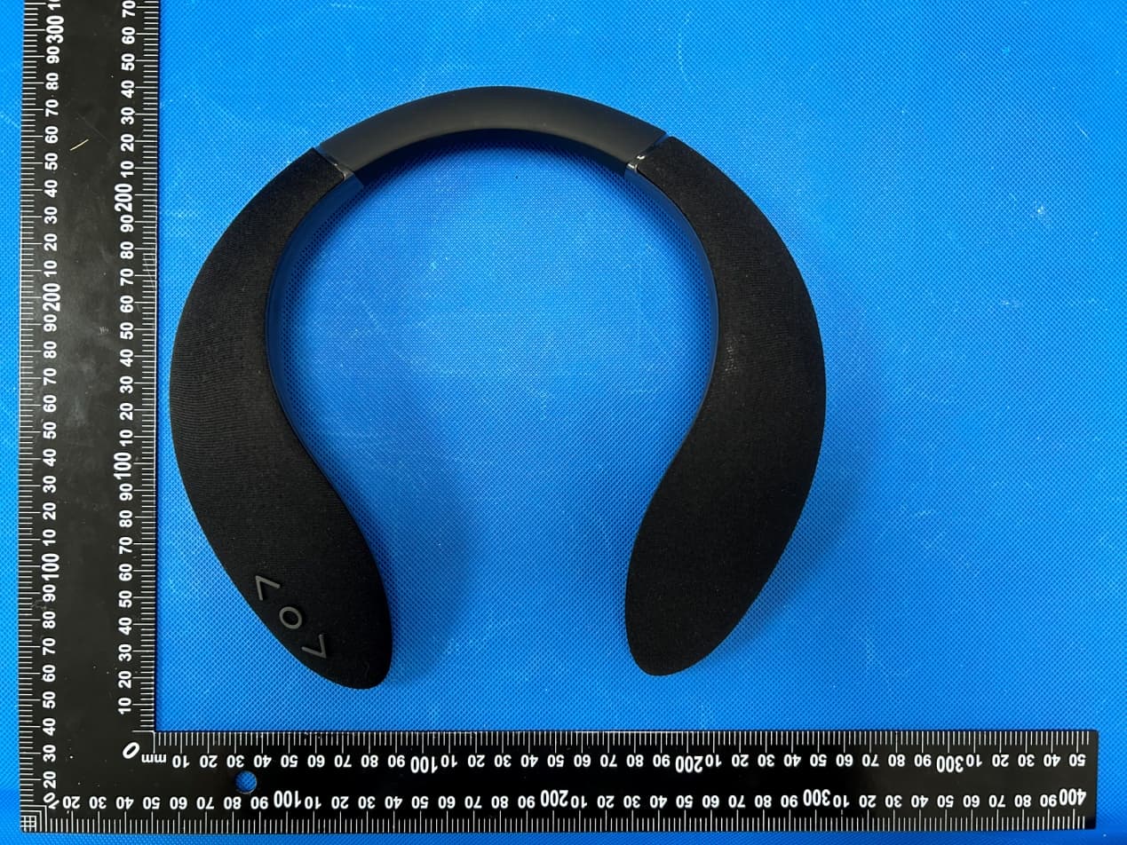Scarf bluetooth speaker - FCC ID 2BBXH-JQ110 - Shaanxi Haoweijia Trading Co., Ltd (2)