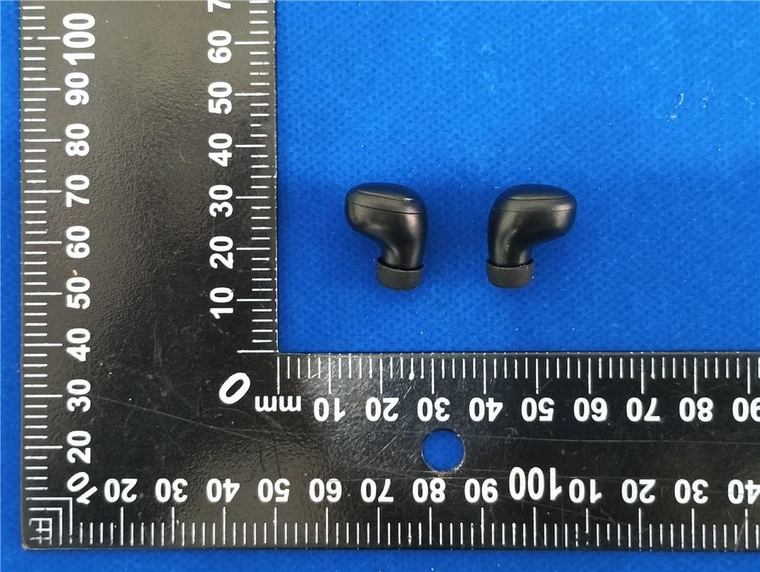 True Wireless Earphones - FCC ID 2BC8W-M126-2 - Dongguan Ruige Electronics Co., LTD (4)