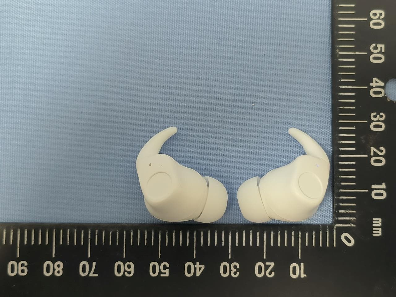 True Wireless Earphone - FCC ID 2BCCJ-DAISOTWS004 - Daiso Industries Co., Ltd. (3)