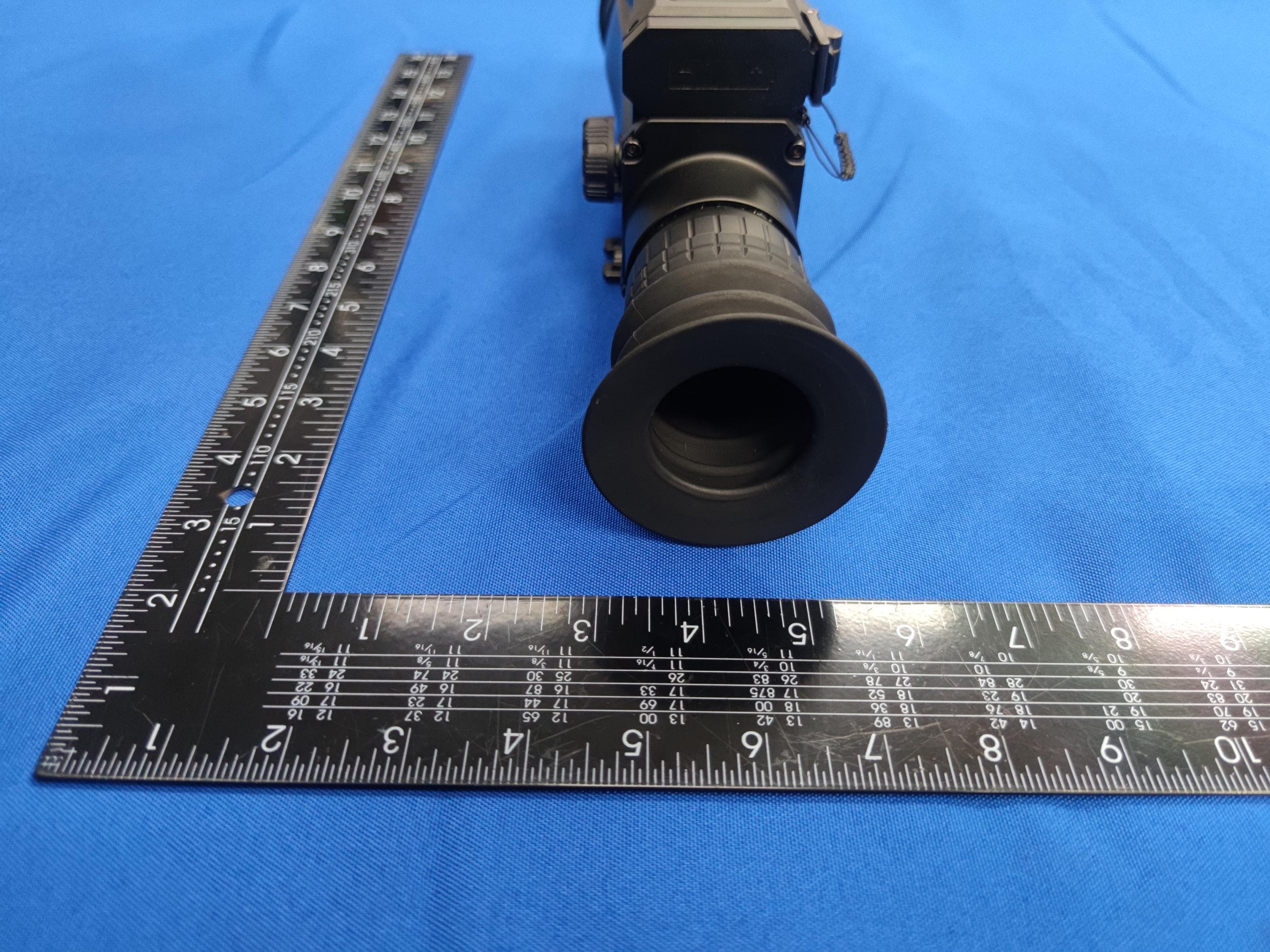 Dual-waveband Fusion Rifle Sight - FCC ID 2BCUF-AIM1C - SHENZHEN YIXIN IT Co.,LTD (4)