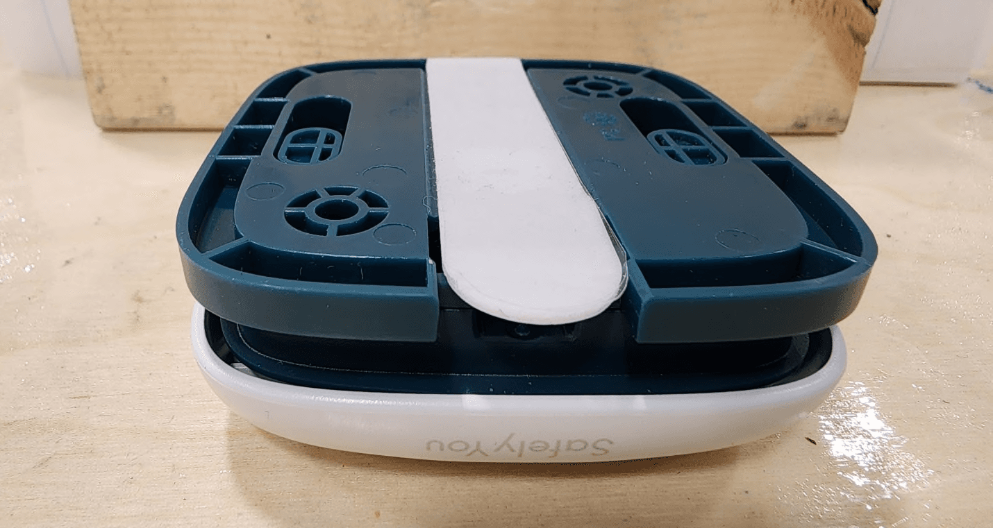 The Halo device serves as an emergency call button - FCC ID 2BCWO-SYR-0002 - SafelyYou (5)