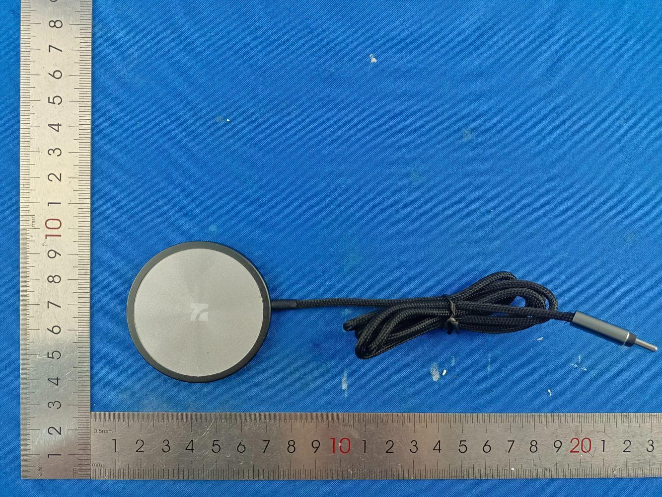 Wireless charger - FCC ID 2BDAY-WH121 - Dongguan Ronghe Electronic Co.,Ltd