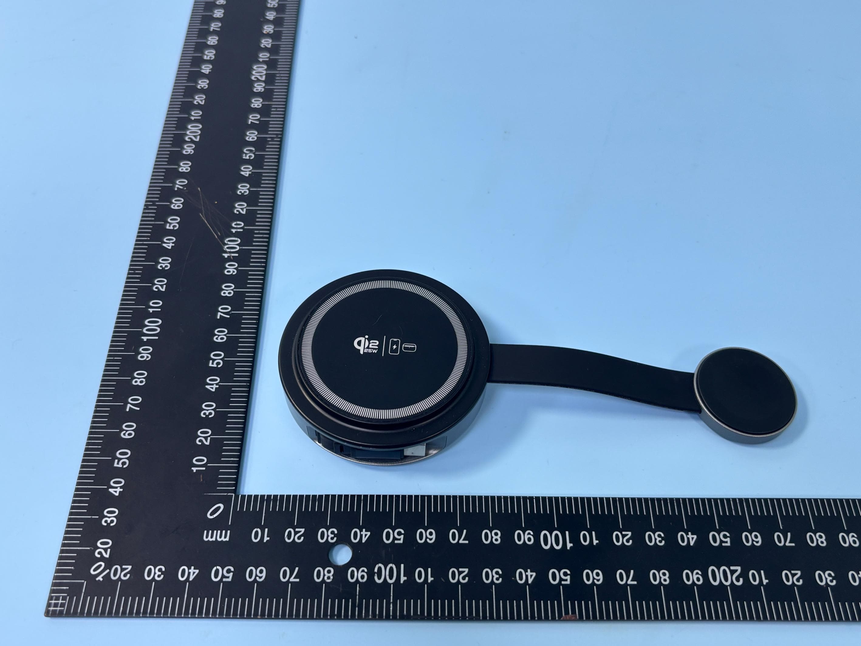Retractable Mini 3 in 1 Wireless Charger - FCC ID 2BDHU-YW13 - Shenzhen YouXG Technology Co., Ltd (3)