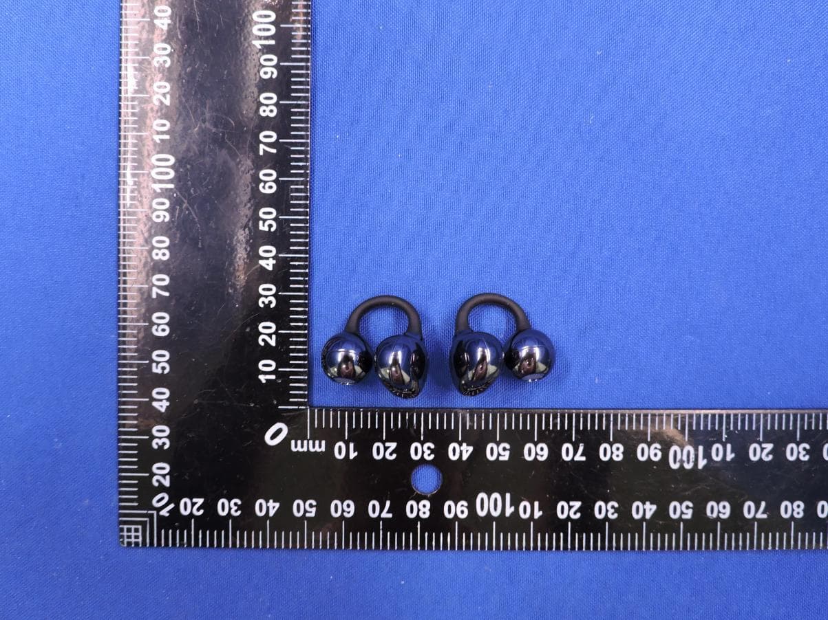 Bluetooth earphones - FCC ID 2BEF3-RS7 - Shenzhen Xingchen International Import and Export Trading Co., Ltd (2)