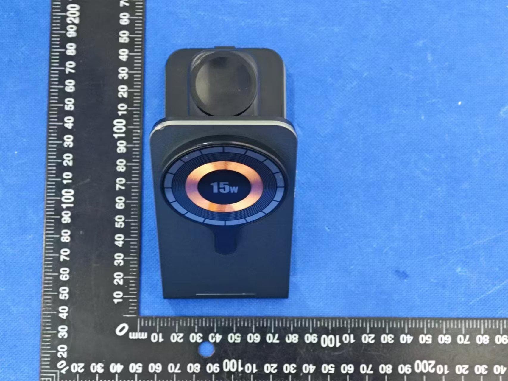 Three in one folding magnetic wireless charger - FCC ID 2BENO-W08 - Shenzhen AiFuke Technology Co., LTD (4)