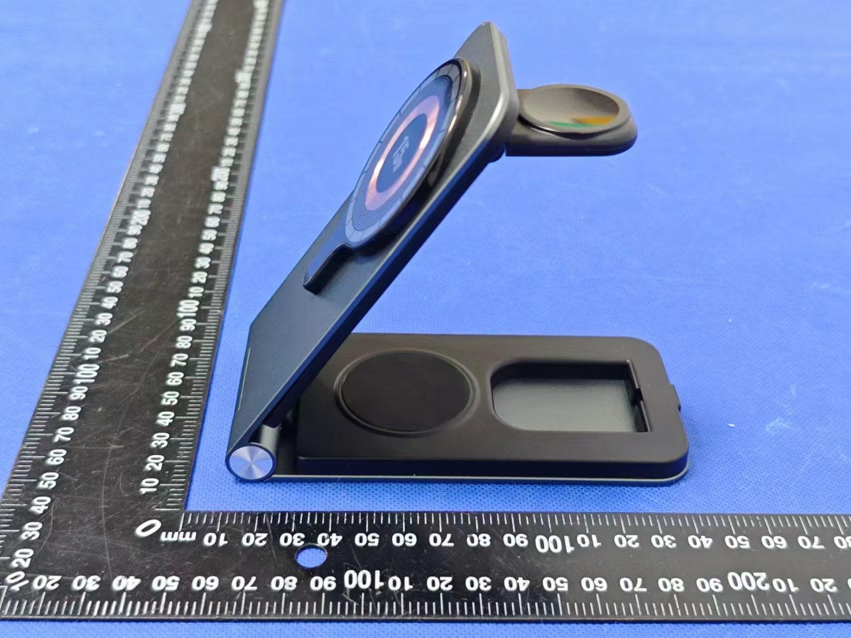 Three in one folding magnetic wireless charger - FCC ID 2BENO-W08 - Shenzhen AiFuke Technology Co., LTD (2)