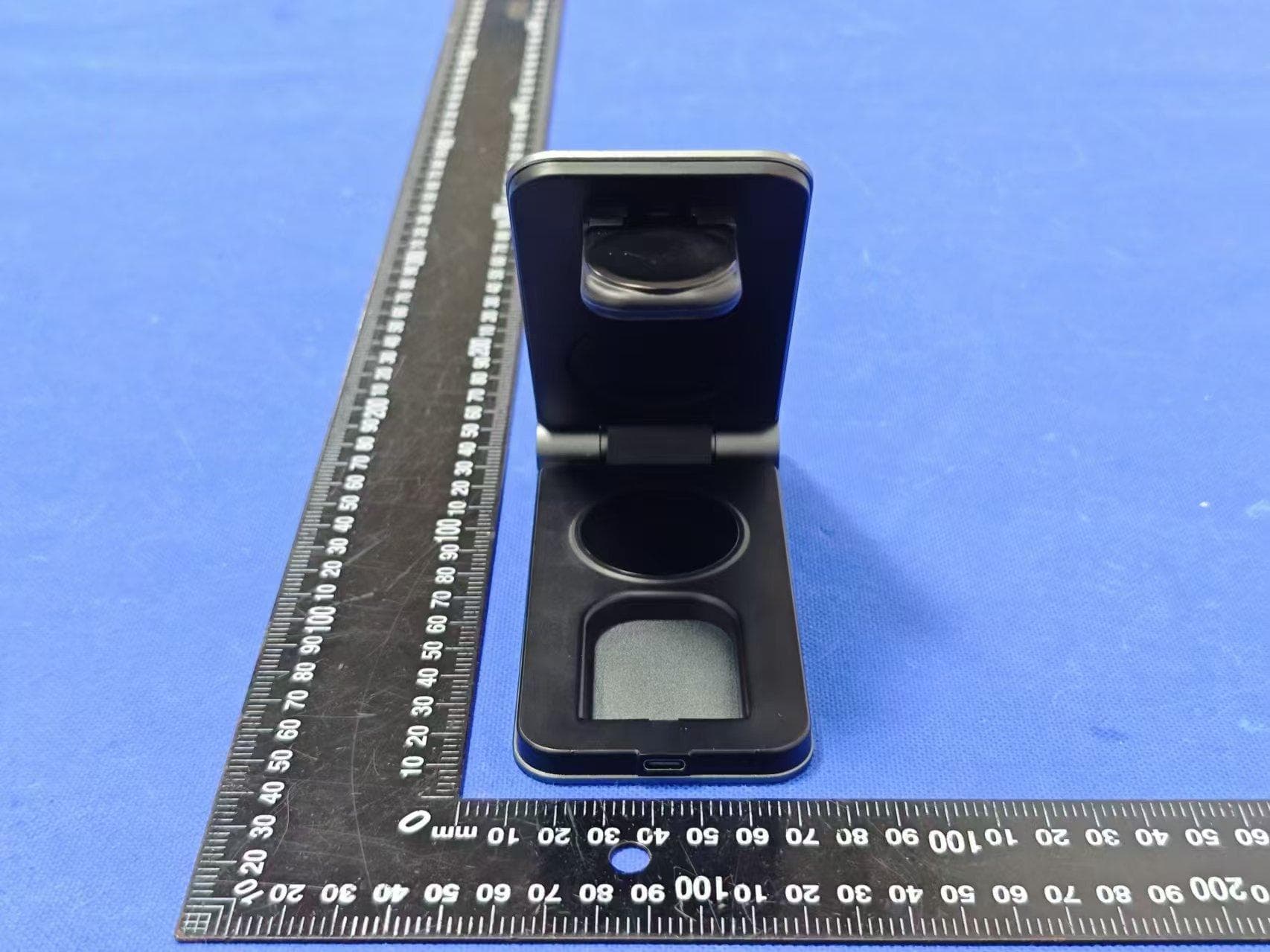 Three in one folding magnetic wireless charger - FCC ID 2BENO-W08 - Shenzhen AiFuke Technology Co., LTD (3)