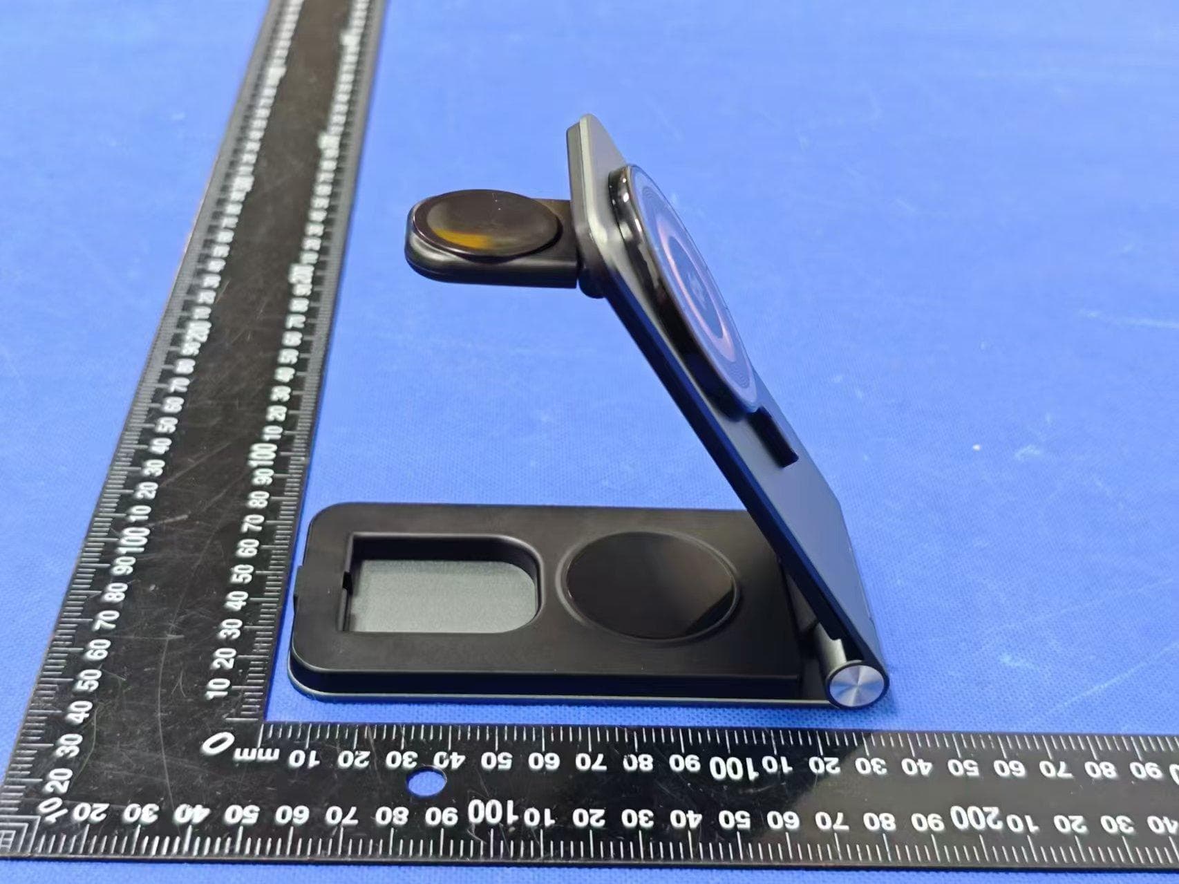 Three in one folding magnetic wireless charger - FCC ID 2BENO-W08 - Shenzhen AiFuke Technology Co., LTD (5)