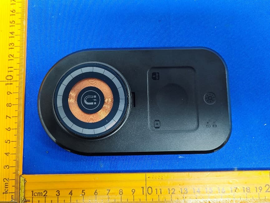 15W Wireless Charging RGB Mouse Pad with Foldable Phone Holder - FCC ID 2BER9-FSD-1606 - SHENZHEN ZHONG TENG FEI ELECTRONIC TECHNOLOGY CO. LTD. (3)