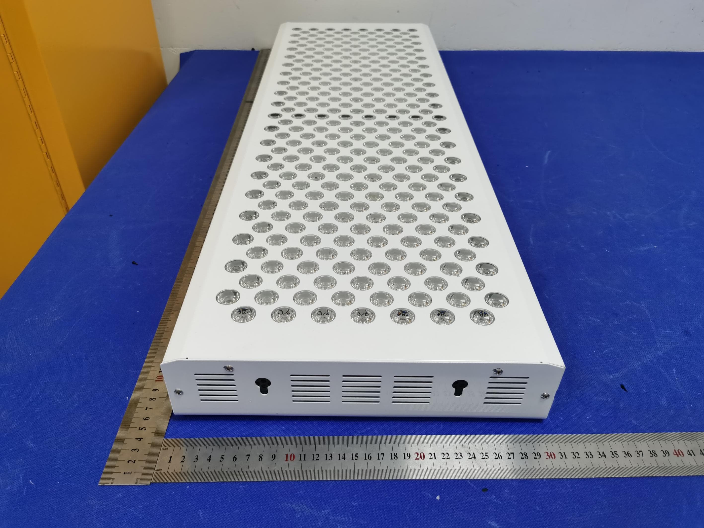 Red Light Therapy Pannel - FCC ID 2BFF4-P300 - Shenzhen Thanks Tech. Co.,Ltd (2)