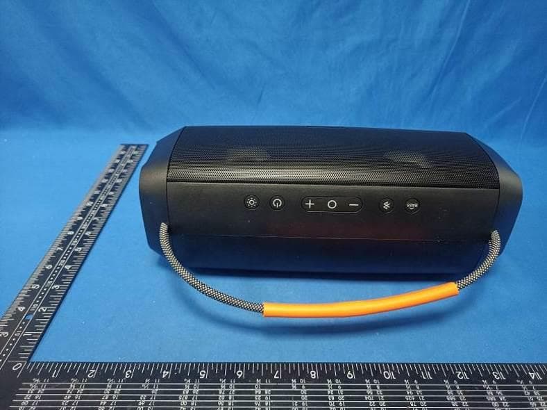 Bluetooth Speaker - FCC ID 2BFMG-CZH-B010 - Shenzhen Chuangzhan Hong Electronic Technology Co., Ltd. (2)