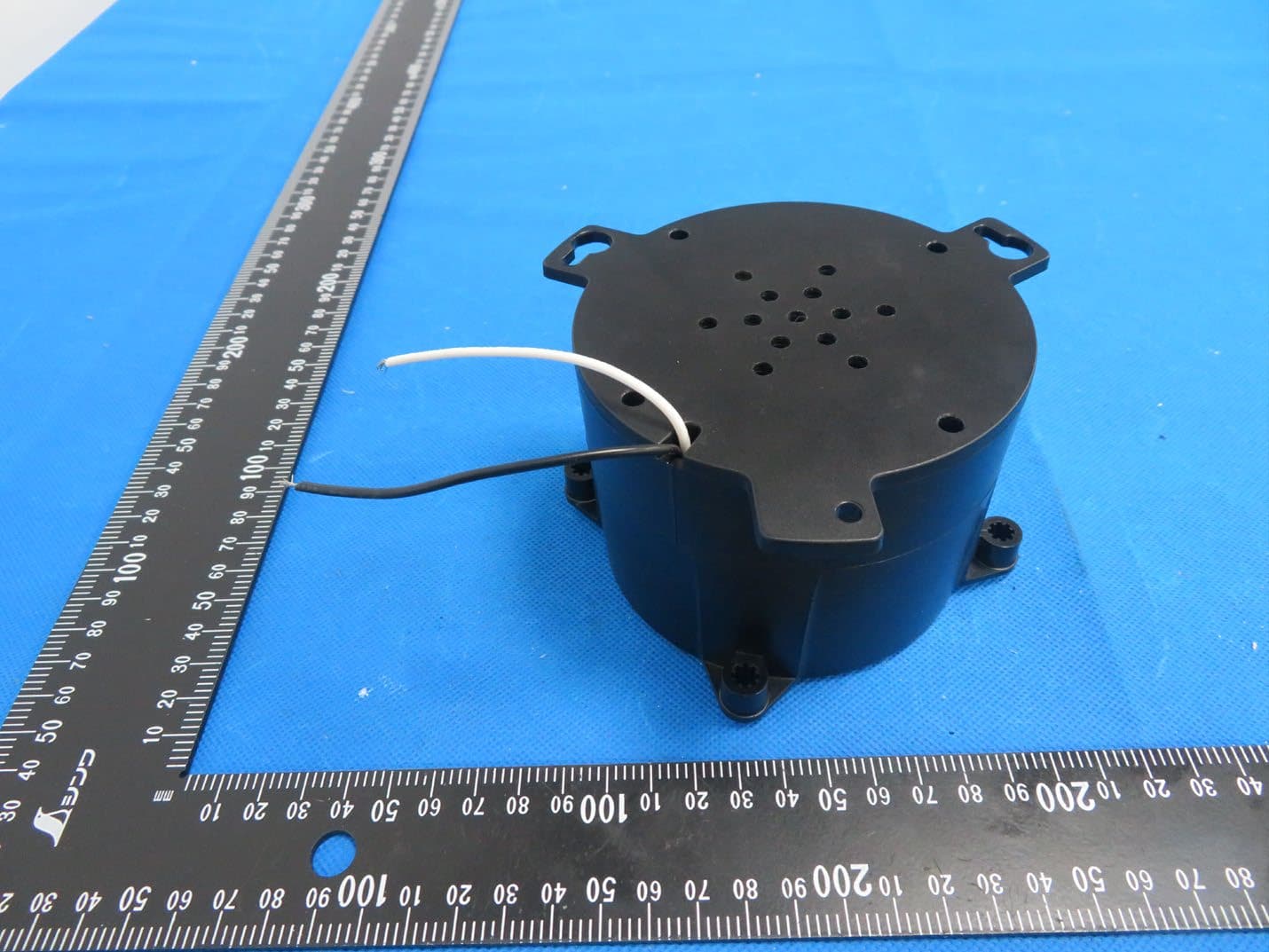 Bluetooth speaker - FCC ID 2BFZX-SKU01 - Yu Yuan Limited (2)