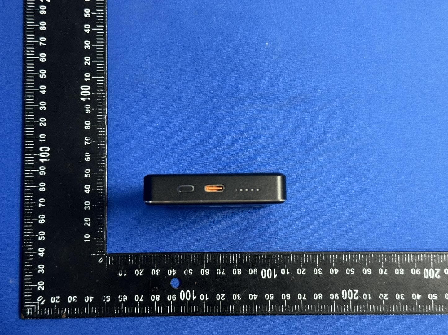 Magnetic Wireless Power Bank - FCC ID 2BG4L-KR-W0021 - SHENZHENSHI SHANCHENG TECHNOLOGY CO., LTD. (4)
