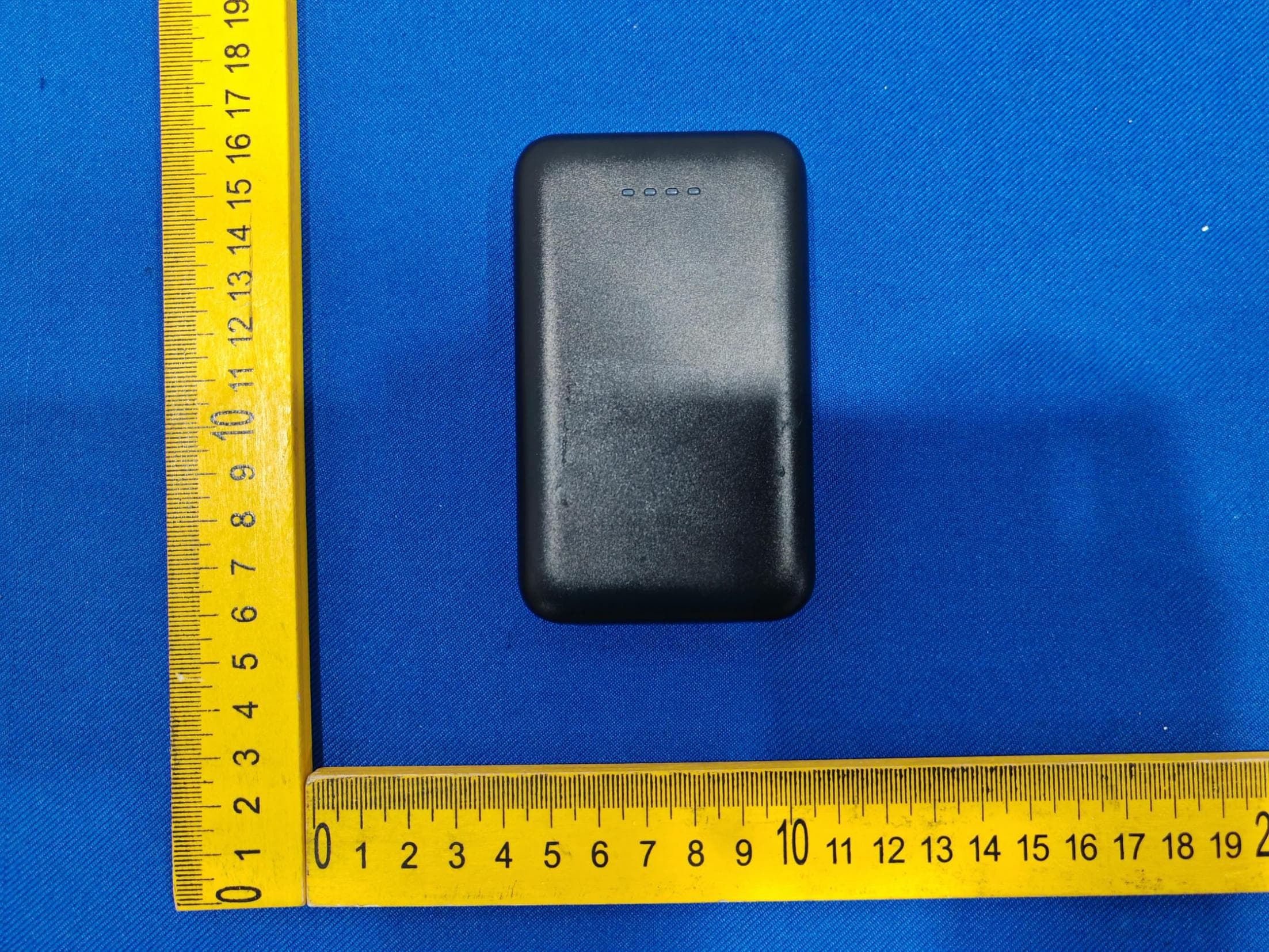 Magsafe Wireless power bank - FCC ID 2BG95-W24 - Shenzhen GOLF&Feihuang Technology Co.,Ltd. (2)