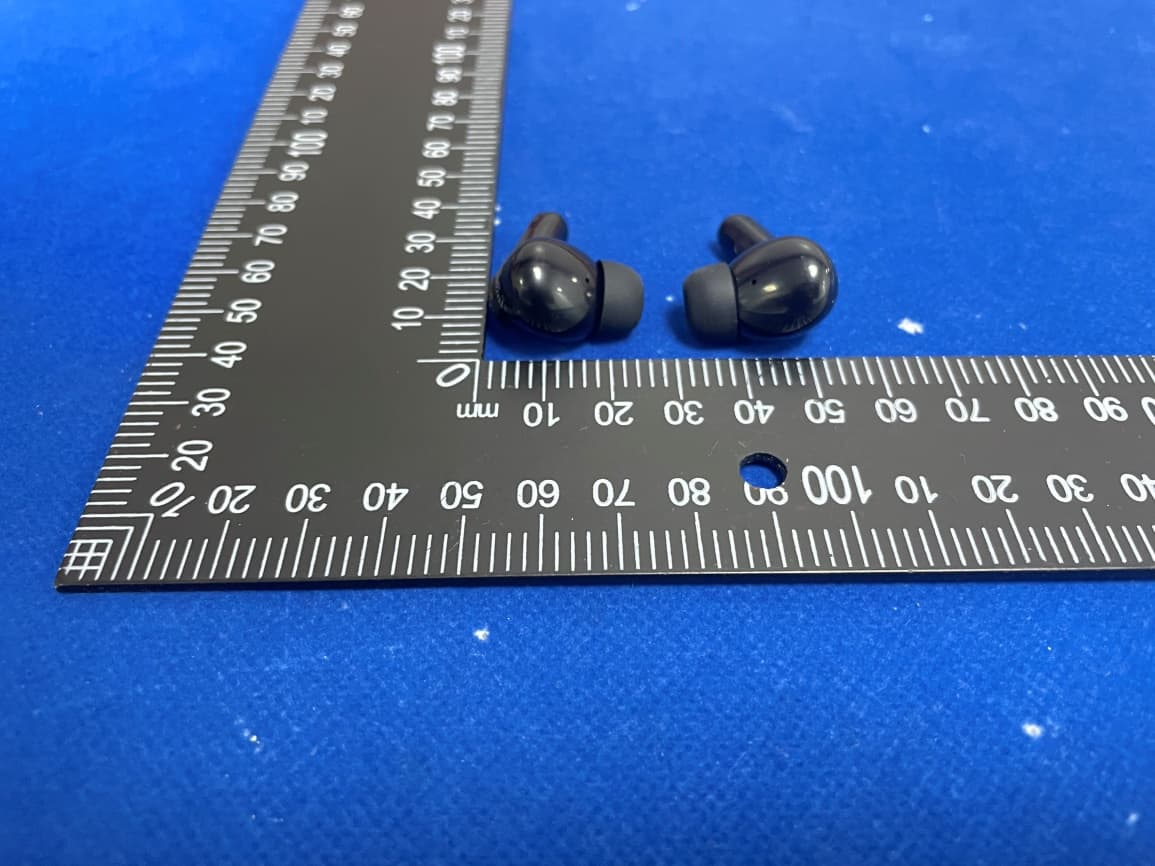 TWS Earphone - FCC ID 2BGX7-S18 - Shenzhen Ivante Technology Co., Ltd (4)