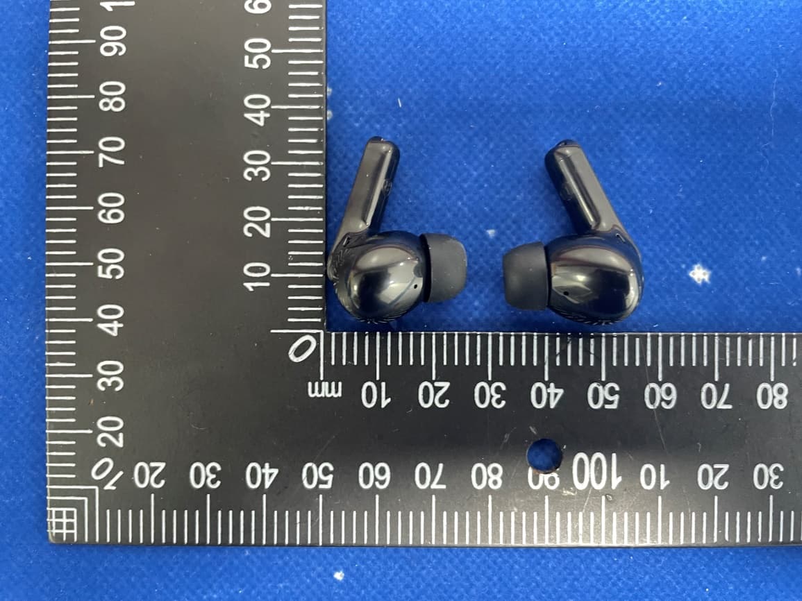 TWS Earphone - FCC ID 2BGX7-S18 - Shenzhen Ivante Technology Co., Ltd (3)