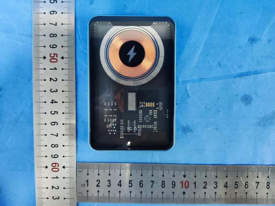 Magnetic wireless charging mobile power game machine - FCC ID 2BH4Z-XH001 - Shenzhen Changxinghui Technology Co.,Ltd
