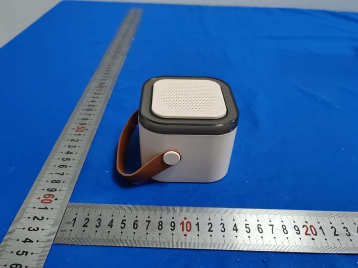 Light Up Party In A Box Bluetooth Karaoke Speaker with Wireless Microphone - FCC ID 2BH8Q-LSM6 - Fine Dragon Trading HK Ltd (4)