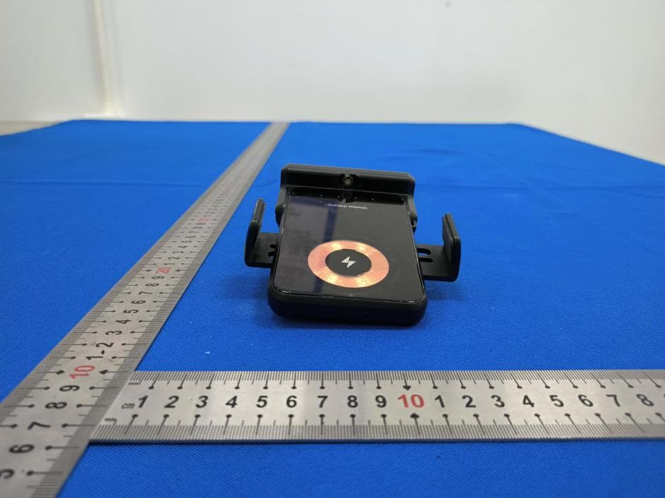 Mobile Phone Wireless Charging Bluetooth Camera Handle - FCC ID 2BHCS-YR-1 - Shenzhen Yuran Technology Co., Ltd. (4)