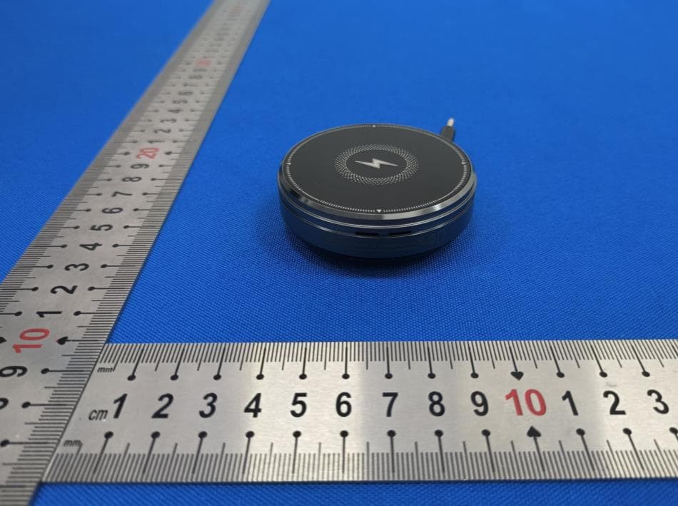 3-IN-1 Magnetic Wireless Charger - FCC ID 2BHJE-M1 - Shenzhen Maokai Innovation Technology Co., Ltd. (2)